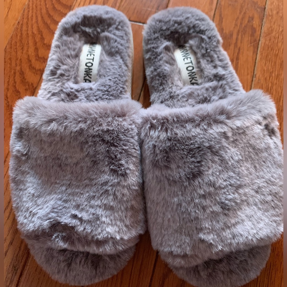New without tag Minnetonka faux fur slippers.